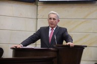 Tribunal de Colombia dejó en libertad al expresidente Álvaro Uribe y suspendió su detención inmediata