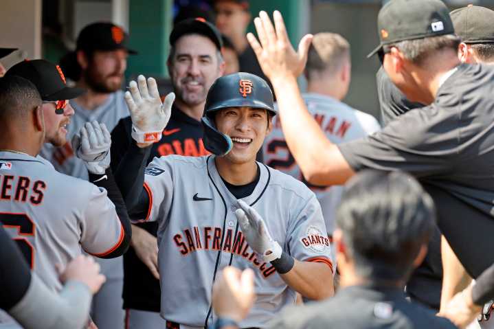 Watch: Giants Center Fielder Catch Ball Between His Knees