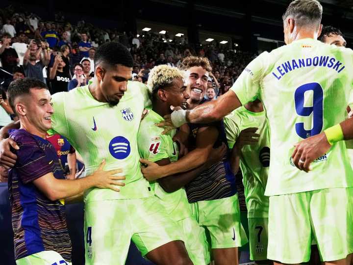 Barcelona rally from two goals down to defeat Levante in La Liga