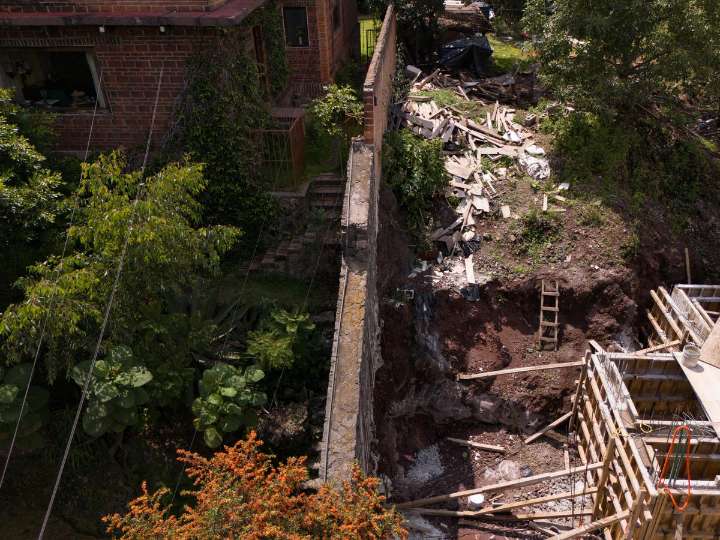 Extracción de piedra volcánica por empresa que edifica condominio causa socavón en casa