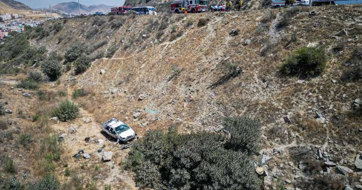 Automóvil cae a barranco en el bulevar 2000
