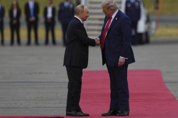 Decepciona a Ucrania recepción de Trump a Putin con alfombra roja en Alaska