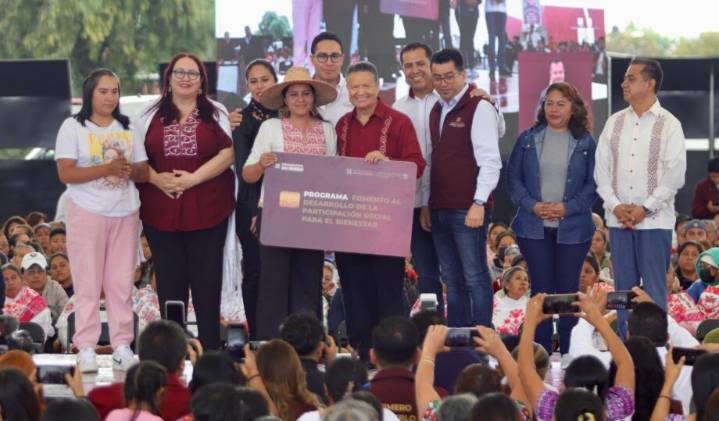 Menchaca entrega apoyos económicos a más de 34 mil hidalguenses