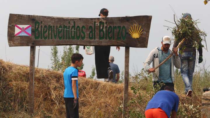 Vecinos de El Acebo se niegan a abandonar su pueblo acechado por el fuego: "Nadie nos ayuda, trabajamos casi a puñetazos"