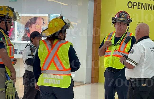 ¡Falsa alarma! Moviliza a Cuerpo de Bomberos reporte sobre personas atascadas en elevador de Galerías