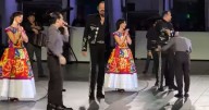 Christian Nodal hace reverencia a  Pepe Aguilar durante su presentación en el Hollywood Bowl