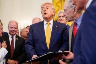 Diplomacia a golpe de regalos dorados: la técnica para acercarse a Trump