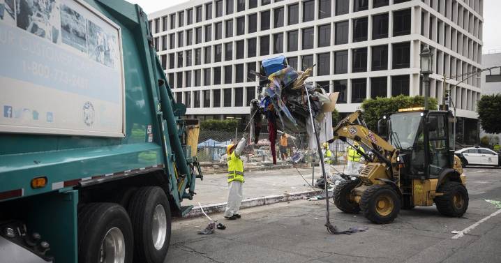 Homeless advocates sue L.A., saying city leaders violated the state's open meeting law