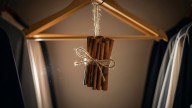 No es para decorar: para qué sirve colgar un ramo de canela en el ropero