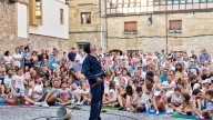 Aguilar de Campoo se consolida en un referente del teatro de calle con cientos de personas entregadas