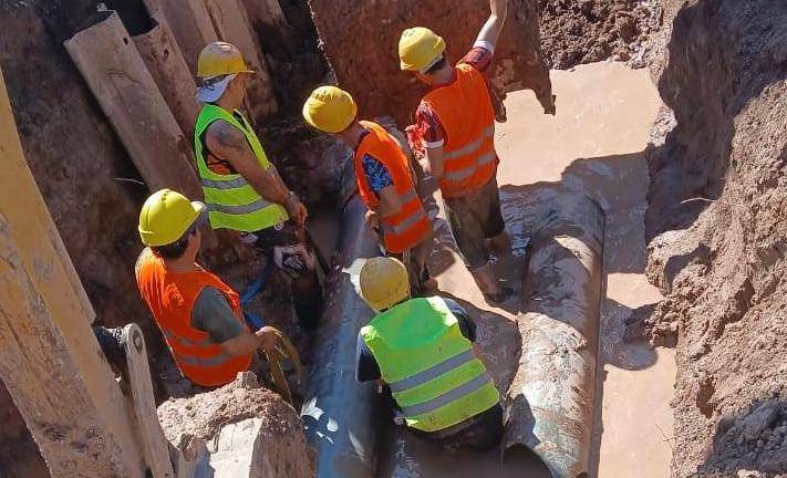 SAMEEP reparó el caño del anillado de Sáenz Peña y restableció el servicio de agua potable