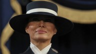 Melania Trump amenaza con demandar a un hijo de Biden por vincularla con Epstein