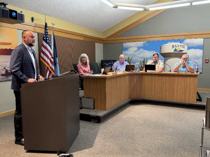 Baxter businesses raise concerns with buttonhook design