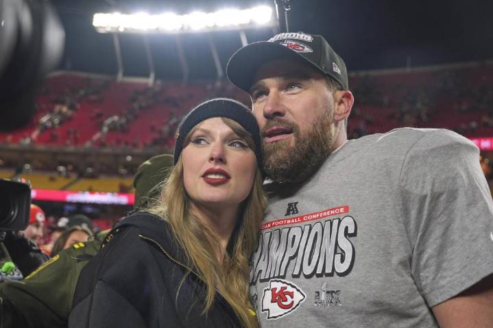 Cómo ver la primera aparición de Taylor Swift en el pódcast ‘New Heights’ de los Kelce