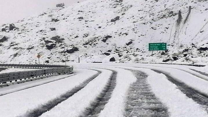 Tras nevadas en la zona: Habilitan tránsito de vehículos por paso Los Libertadores