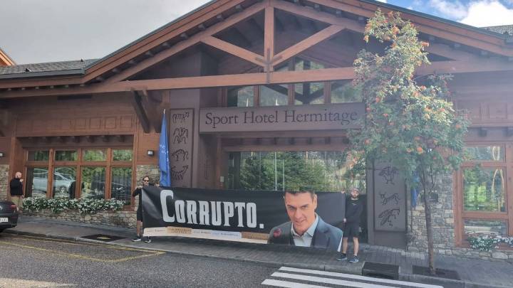Hazte Oír tacha de "corrupto" a Sánchez con una pancarta frente a su hotel de lujo en Andorra