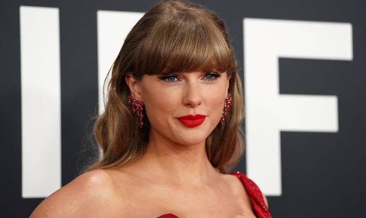 Se vende como pan caliente traje que Taylor Swift luce en fotos de su compromiso