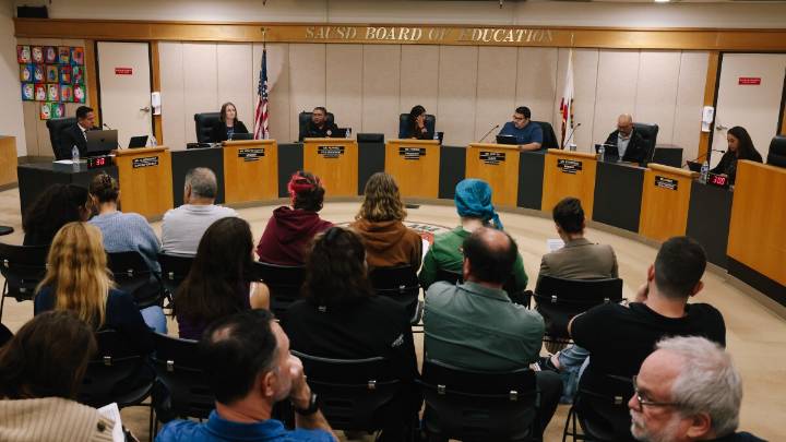 Fear of ICE sweeps prompts some Santa Ana families to use a remote learning program set up during COVID