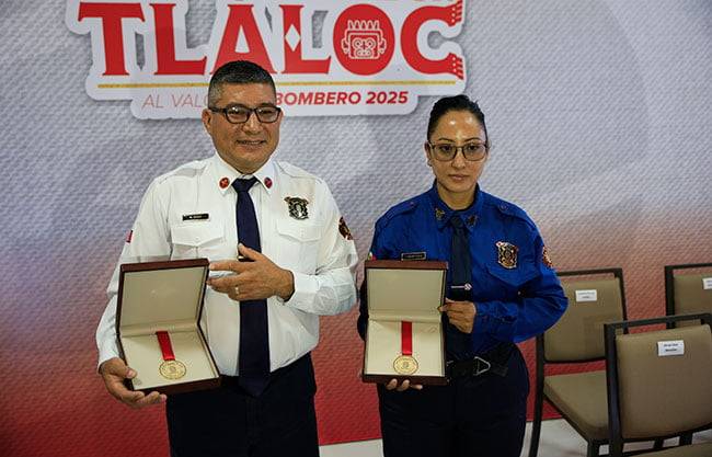 Entrega Javier Díaz Galardón Tláloc a bomberos destacados
