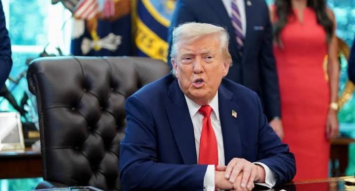 Trump firma una orden para procesar a quienes quemen la bandera de Estados Unidos como protesta
