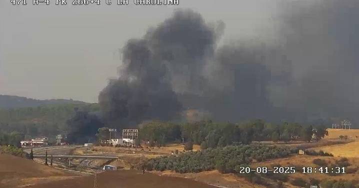 Retenciones kilométricas en la A-4 a la altura de La Carolina por el incendio de un camión
