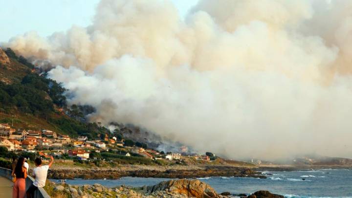 Incendios en Galicia, última hora |  El foco incendiario salta al sur de Pontevedra con dos fuegos cerca de casas en Vilaboa y en Oia