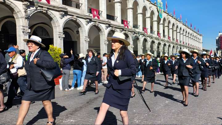 Desfile dominical con adultos mayores y colegios en aniversario