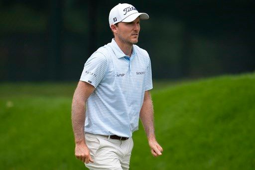 Russell Henley birdies last 3 holes for a 61 to lead Tour Championship over Scheffler