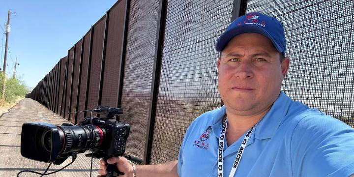 Judge questions if journalist can stay in ICE custody without charges