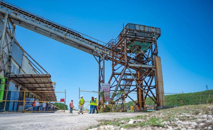 Levantan bandera con propuesta de rehabilitar muelle en Guánica
