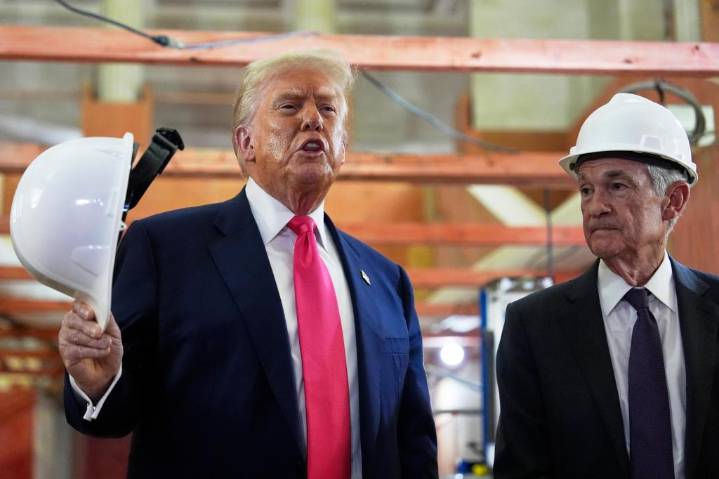 Trump pide a la junta de la Reserva Federal que tome el control del banco central