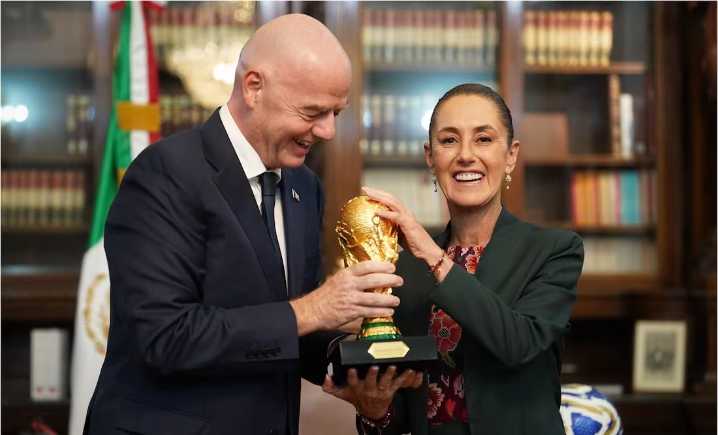 Claudia Sheinbaum recibe la Copa del Mundo en manos de Gianni Infantino; el presidente de la FIFA visitó Palacio Nacional