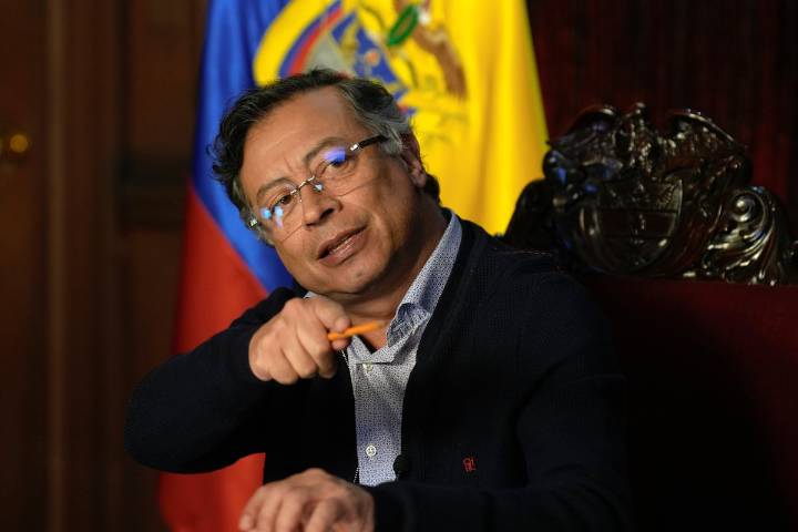 Gustavo Petro denuncia penalmente a Álvaro Leyva y sugiere que “instigó” el asesinato de Miguel Uribe