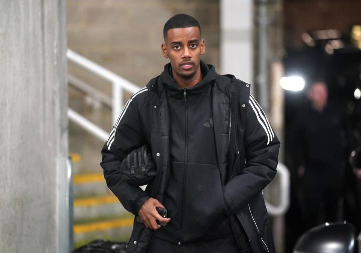 Isak, insultado a su llegada al campo de entrenamiento del Newcastle