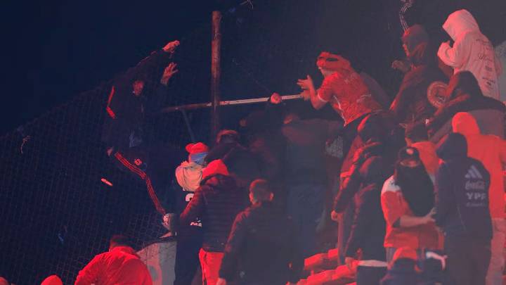 Violencia en Independiente: cómo está el hincha chileno que cayó al vacío y cuál es el estado de los demás heridos