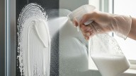 El secreto para dejar la mampara de la ducha impecable en solo un minuto