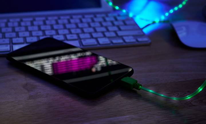 ¿Es peligroso cargar el celular mientras duermo?