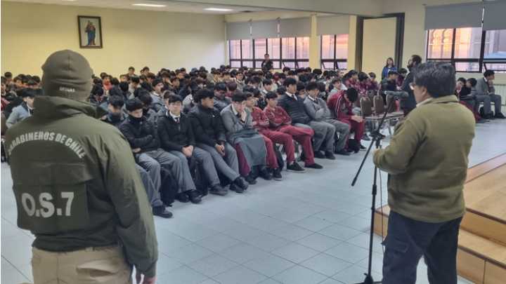 Carabineros busca prevenir hechos violentos con charlas en colegios