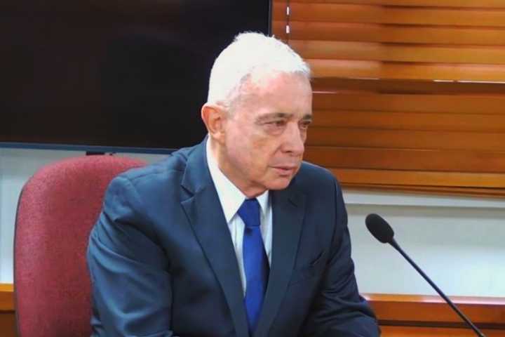 Condenan al expresidente Uribe a 12 años de prisión domiciliaria y a pagar multa de 3.200 millones de pesos
