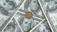 Peso mexicano cae levemente contra el dólar tras minutas del Banco de México