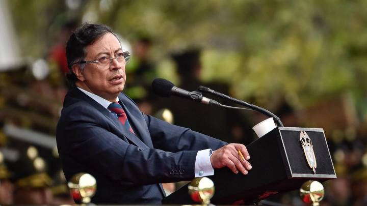 El presidente Gustavo Petro sufre un lapsus y pide un minuto de silencio por el senador “Mario Uribe Turbay”