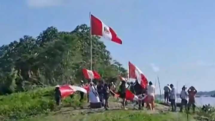 Isla Chinería: Peruanos izan bandera blanquirroja y convocan a marcha por la paz