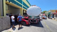 Automóvil termina destrozado tras chocar contra pipa en el centro de Progreso
