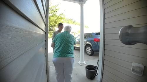 Scam warning | Fake bank worker scams $17,500 cash from woman after showing up at her house in Orange County, North Carolina - ABC7 Los Angeles