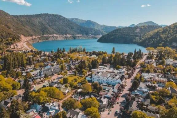 Formulan cargos a una mujer por golpear a una cabo en una plaza de San Martín