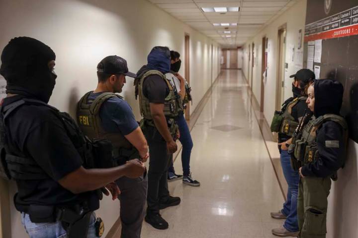 Defensores de los derechos civiles instan a migrantes de Los Ángeles a denunciar redadas