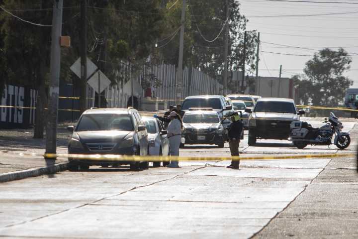 Matan a un hombre dentro de su vehículo frente a una preparatoria en Nueva Tijuana