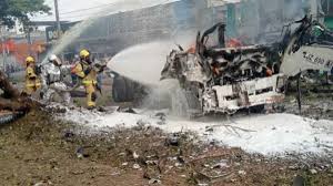 Camión bomba frente a base aérea
