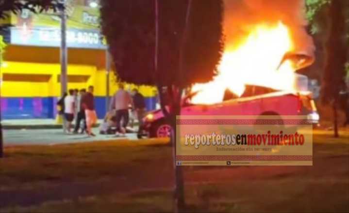 AUTOMÓVIL INVOLUCRADO EN EL CHOQUE Y MUERTE DE UN MOTOCICLISTA ARDIÓ EN LLAMAS EN LA CDMX