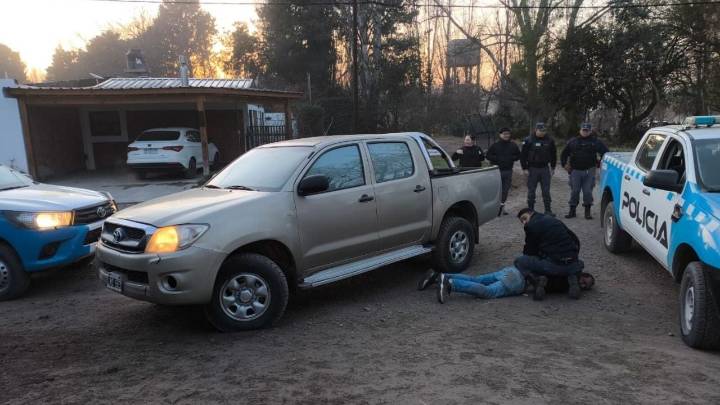 Tras una intensa persecución, la policía detuvo al sospechoso de robar una camioneta en Neuquén